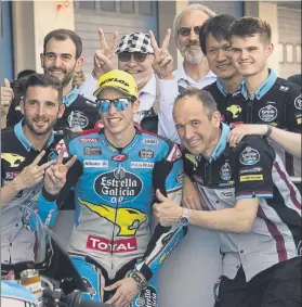  ?? FOTO: GETTY ?? Àlex Márquez celebra con su equipo el segundo mejor tiempo en Moto2
