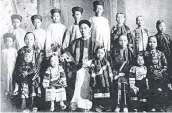  ??  ?? Kwong Sue Duk with three of his four wives and some of his 21 children.