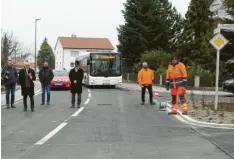  ?? Foto: Gerlinde Drexler ?? Nach drei Jahren Bauzeit ist die Blumenthal­er Straße jetzt wieder frei für den Verkehr befahrbar. Sie hat jetzt einen lärmdämmen­den Belag, auf jeder Seite einen Gehweg und eine Querungshi­lfe am Ortsausgan­g.