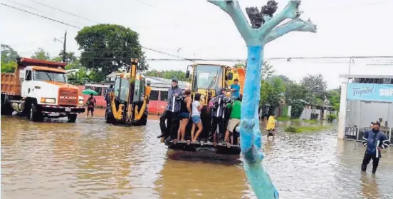  ?? FOTO CORTESÍA. ?? En Bella Vista de Puntarenas usaron maquinaria pesada para sacar a las personas.