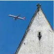  ?? FOTO: DPA ?? Flugzeug im Landeanflu­g auf Zürich über dem Kirchturm in Hohentenge­n (Landkreis Waldshut).