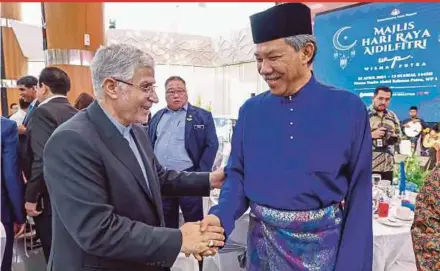  ?? BERNAMA PIC ?? Foreign Minister and Barisan Nasional deputy chairman Datuk Seri Mohamad Hasan (right) greeting Iranian ambassador Valiollah Mohammadi Nasrabadi at the ministry’s Hari Raya event in Putrajaya yesterday.
