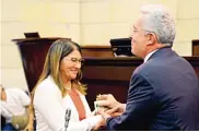  ?? TOMADA DE TWITTER ?? Momento en el que la senadora Griselda Lobo entrega una mata a Álvaro Uribe, en señal de reconcilia­ción.