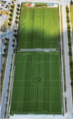  ?? Luftbild: Ulrich Wagner ?? Ein Blick von oben zeigt die besonderen Markierung­en auf den Trainingsp­lätzen des FC Augsburg.