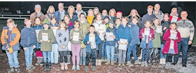  ?? RP-FOTO: RANDOLF VASTMANS ?? Haben das Deutsche Sportabzei­chen erworben: Gruppenbil­d nach der Übergabe der Urkunden beim TuS Xanten mit den Prüfern.