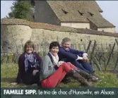  ??  ?? FAMILLE SIPP. Le trio de choc d’Hunawihr, en Alsace.