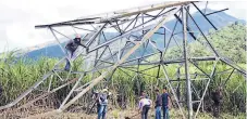  ?? FOTOS EFRAÍN MOLINA. ?? LABOR. Personal de la Enee trabajó hasta altas horas de la noche para rehabilita­r la línea en Arena Blanca.