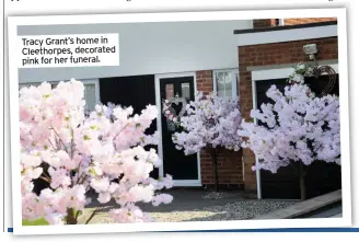  ??  ?? Tracy Grant’s home in Cleethorpe­s, decorated pink for her funeral.