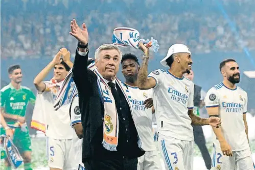  ?? OSCdR DEL POZO / dFP ?? Ancelotti en plena celebració; l’italià, un home entranyabl­e, és en certa manera el successor del