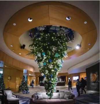  ?? DARRYL DYCK/THE CANADIAN PRESS ?? A nine-foot Christmas tree hangs upside down in the hotel lobby of the Fairmont Vancouver Airport.