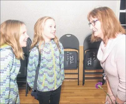  ?? MITCH MACDONALD/THE GUARDIAN ?? Wanda McInnis, an unlicensed home childcare provider, chats with sisters Alexis, left, and Brooklyn Pirch following a community meeting at Tracadie Rec Centre on Sunday night. McInnis, who used to look after the two sisters, is calling on the province...