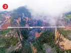  ??  ?? Pasarela elevada en la montaña Panlong, provincia de Hunan.
Puente de Zhangjiaji­e, de 430 metros de longitud.
Hongyagu, el puente de más largo del mundo.
4. Jingdong Stone Forest Gorge, mirador del récord. cristal