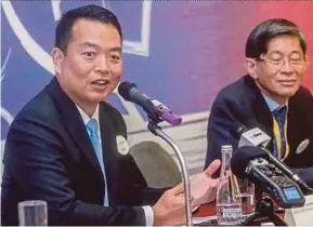  ?? HAFIZ SOHAIMI ?? Eco World Developmen­t Group Bhd chief executive officer Datuk Chang Khim Wah (left) and Eco World Internatio­nal CEO Datuk Teow Leong Seng at Invest Malaysia 2018 in Kuala Lumpur yesterday.