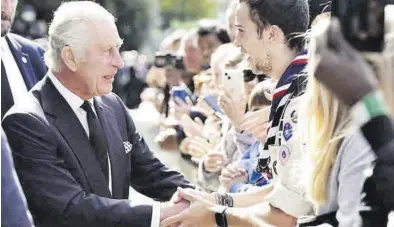  ?? AARON CHOW ?? Carlos de Inglaterra saluda a ciudadanos en Londres durante las exequias de su madre.