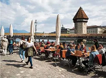  ?? (ALEXANDRA WEY/KEYSTONE) ?? Sur une terrasse à Lucerne, comme un air d’insoucianc­e. Une éventuelle prochaine vague sera-t-elle meurtrière et dans quelles proportion­s? L’une des nombreuses questions auxquelles une task force réduite devra répondre.