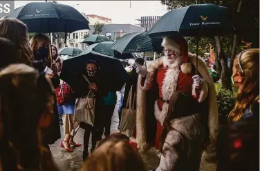  ?? Photos by Brontë Wittpenn / The Chronicle ?? Santa Claus (Douglas McKechnie) speaks with families outside of the Opera House before the show.