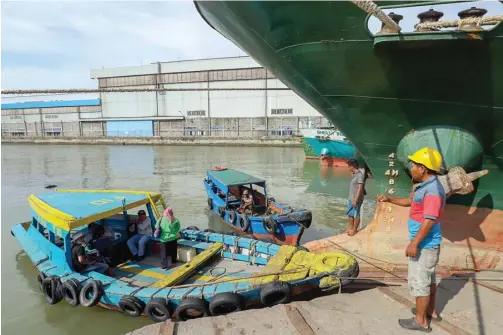  ?? ALLEX QOMARULLA/JAWA POS ?? GANTI PENGGUNA: Kapal kelotok biasanya melayani ABK tongkang atau tugboat. Namun, karena kapal penyeberan­gan tidak beroperasi, kini mereka melayani warga yang menyeberan­gi Surabaya-Madura.