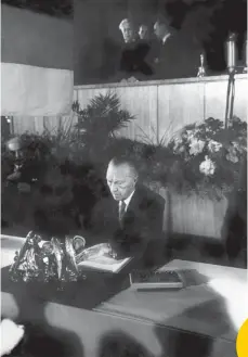  ?? FOTO: DPA ?? Konrad Adenauer, damals Präsident des Parlamenta­rischen Rates, der Unterzeich­nung des Grundgeset­zes am 23. Mai 1949.