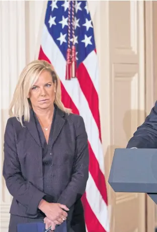  ??  ?? Trump, ayer, junto a Kirstjen Nielsen, nueva funcionari­a en seguridad