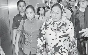  ?? — Gambar Bernama ?? BERI KETERANGAN: Rosmah bersama dua orang anaknya hadir bagi memberi keterangan kepada Polis berhubung siasatan kes penyelewen­gan dana 1Malaysia Developmen­t Berhad (1MDB) di Ibu Pejabat Jabatan Siasatan Jenayah Komersial (JSJK) Menara KPJ Jalan Tun Razak kira-kira jam 9.45 pagi di Kuala Lumpur, semalam.