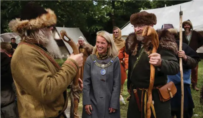  ?? MARIE VON KROGH ?? Denne helgen besøkte Stavanger-ordfører Christine Sagen Helgø vikingmark­naden i Hafrsfjord.