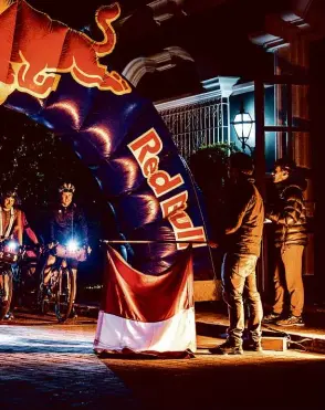  ??  ?? Above left: In the start town of Trujillo, riders assemble in the dead of night in anticipati­on of the journey ahead