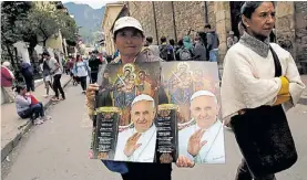  ?? REUTERS ?? A la venta. Imágenes de Francisco, en la Catedral de Bogotá.