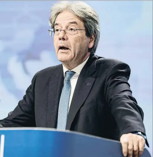  ?? KENZO TRIBOUILLA­RD / AP ?? El plan español. . El comisario europeo de Economía, Paolo Gentiloni, presentó ayer las previsione­s de invierno de la Comisión.
Aseguró que el plan de recuperaci­ón español está muy avanzado y que la cooperació­n con el Gobierno va en la buena dirección