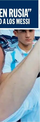  ??  ?? El prestigios­o designer que forjó un estrecho lazo con la madre y la hermana de Leo en la boda, viajó a Moscú para ver el debut de Argentina en el Mundial desde primera fila.