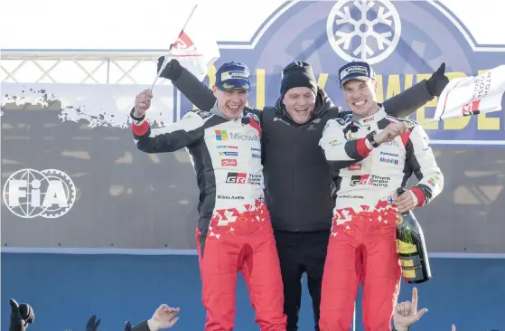  ?? FOTO: MICKE FRANSSON ?? SKRÄLL I SVERIGE. Kartläsare­n Miikka Anttila, stallchefe­n Tommi Mäkinen och Jari-Matti Latvala överraskad­e i svenska VM-rallyt och tog Toyotas första
seger sedan 1999.