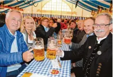  ??  ?? Prost! Mit am Prominente­n Tisch: Bezirkstag­spräsident Jürgen Reichert (ganz links) und Wehringens Bürgermeis­ter Manfred Nerlinger (ganz rechts).