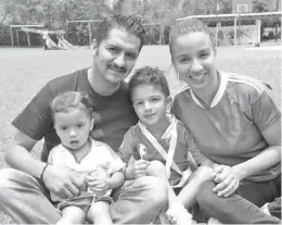  ??  ?? Felipe, Juan Pablo y María José Ramírez con Laura Nájera