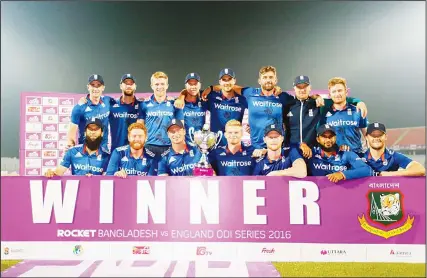  ?? (AP) ?? England’s cricket players pose for a group photograph with the winner’s trophy for their series against Bangladesh after the third one-day internatio­nal cricket match in Chittagong, Bangladesh on Oct 12.