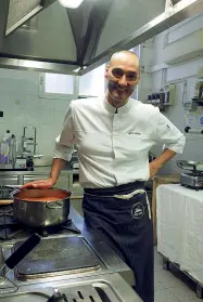  ??  ?? Ai fornelli Lo chef toscano Simone Salvini specializz­ato nei piatti di cucina vegana adesso, una volta a settimana, cucina i suoi piatti per i poveri della mensa dell’Antoniano a Bologna