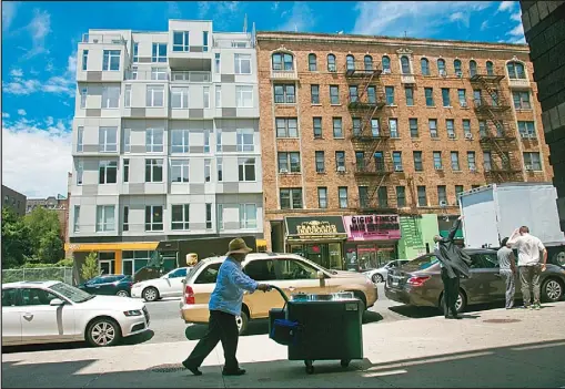  ??  ?? 紐約市第一棟模組式公­寓大樓「堆疊」外觀酷炫，內部格局也各不相同。
（美聯社）