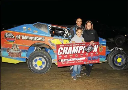  ?? RICK KEPNER - FOR DIGITAL FIRST MEDIA ?? Boyertown’s Ryan Watt, joined in victory lane by wife Lori and son Logan, was crowned STSS South Region champion on Oct. 28 at Georgetown Speedway in Georgetown, Del.