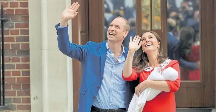  ?? AP ?? Felices. El príncipe William y su mujer, Kate Middleton, ambos duques de Cambridge, saludan con el bebé recién nacido a las puertas del Saint Mary’s Hospital en Londres.