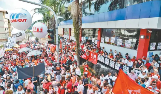  ?? ROVENA ROSA/AGêNCIA BRASIL ?? Em São Bernardo do Campo (SP), manifestan­tes se concentrar­am no Sindicato dos Metalúrgic­os do ABC, onde Lula passou o dia. Petista permanecia lá ontem à noite