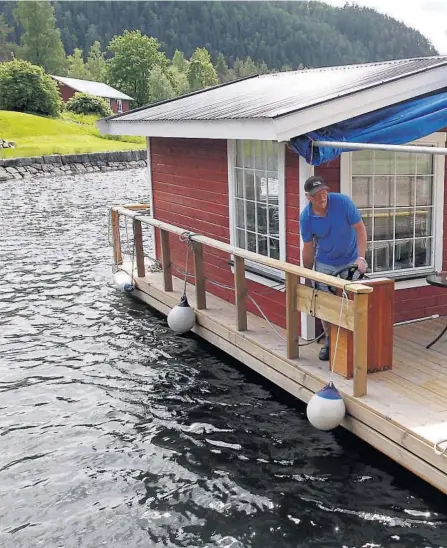  ??  ?? FLÅTE OHOI: Arild Andersen fra Skien har bygget husbåten som foreløpig går under navnet«Flåtan». Den oppsikts-