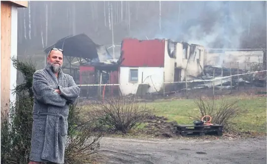  ?? FOTO: TRULS BJØRKUM LARSEN/LILLESANDS-POSTEN ?? MISTET DYR: Ekteparet mistet nesten alle hønene og alle kalkunene ibrannen. – At det var høns der inne var det verste. Det var det som var tragedien. Økonomisk skal vi nok klare oss videre, sier gårdbruker­en, sier Geir Hegland.