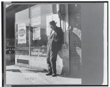  ?? Dorothea Lange / Library of Congress 1937 ?? A man on Howard Street in San Francisco in February 1937, when it was the center of the city’s sizable hobo population.