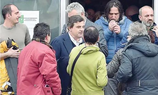  ??  ?? In fabbrica
Il ministro allo Sviluppo economico Carlo Calenda, 44 anni, ieri si è presentato a sorpresa all’assemblea dei lavoratori della Embraco
(Ansa)