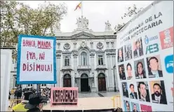  ?? RODRIGO JIMÉNEZ / EFE ?? Manifestan­tes ayer ante la sede del Tribunal Supremo