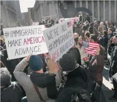  ?? /GETTY IMAGES ?? La comunidad inmigrante ha levantado su voz de protesta contra las medidas de la Administra­ción.