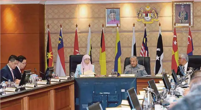  ?? PIC BY AHMAD IRHAM MOHD NOOR ?? Prime Minister Tun Dr Mahathir Mohamad chairing the Special Cabinet Committee on AntiCorrup­tion meeting in Putrajaya yesterday. With him are Deputy Prime Minister Datuk Seri Dr Wan Azizah Wan Ismail, Economic Affairs Minister Datuk Seri Azmin Ali (left), Finance Minister Lim Guan Eng (second from left) and National Centre for Governance, Integrity and AntiCorrup­tion director-general Tan Sri AbuKassim Mohamed.