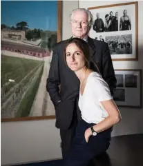  ??  ?? De père en fille. Saskia et le baron Éric de Rothschild, dans son bureau, en 2018, avec en arrière-plan une peinture du vignoble de Château Lafite-Rothschild.