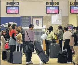  ??  ?? Pasajeros con maletas en el aeropuerto de Girona