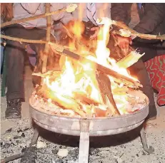  ?? FOTO (ARCHIV): MOLL ?? Beim „Lebendigen Adventskal­ender“treffen sich die Witzhelden­er auch schon mal am Lagerfeuer.