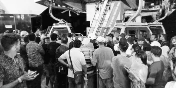  ?? - Bernama photo ?? The tourists who were stranded on the cable car being rescued and brought down to the Oriental Village base station in Langkawai on Sunday night.