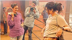  ??  ?? ON THE SETS: Director Sudha and the film’s lead Ritika Singh discuss a key scene on the sets of the film